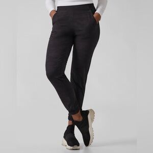 ✨NWT! Athleta Brooklyn Jogger Pants in Black Camo, size 4.
